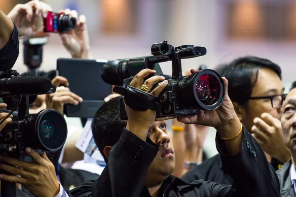 Fotografer tar en bild — Stockfoto