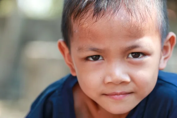 Porträtt av en liten pojke med ljus och skugga behandling — Stockfoto