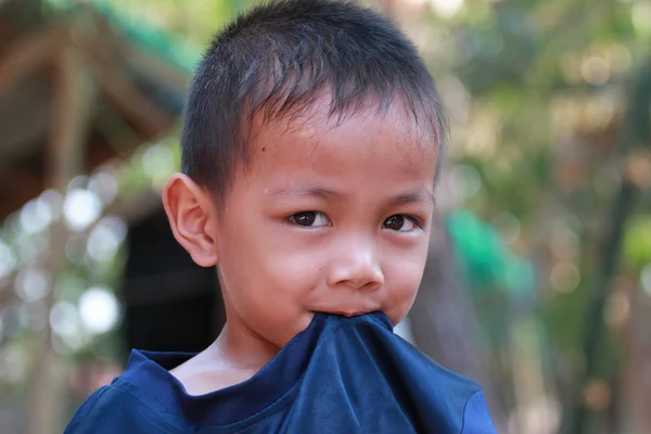 Retrato de un niño pequeño con tratamiento de luz y sombra —  Fotos de Stock