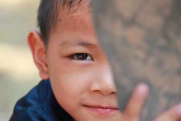 光と影の治療と小さな男の子の肖像画 — ストック写真