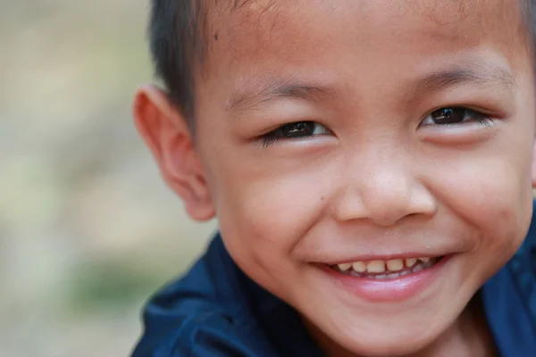 Portret małego chłopca z leczenia światło i cień — Zdjęcie stockowe