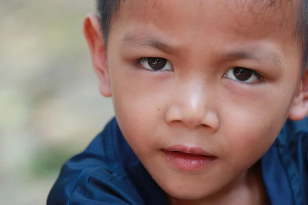 Portret van een kleine jongen met licht en schaduw behandeling — Stockfoto