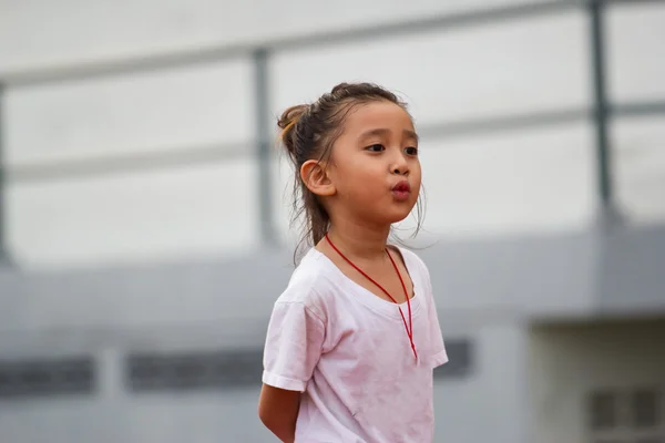 Menina é alegre — Fotografia de Stock