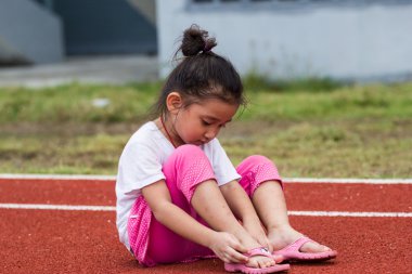 neşeli bir kızdır