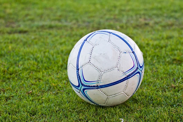 緑の芝生のサッカーボール — ストック写真