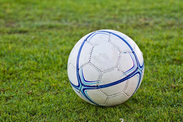 Pelota de fútbol sobre hierba verde —  Fotos de Stock