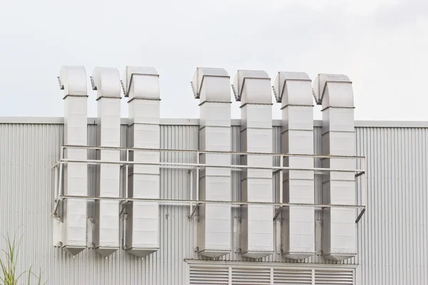 Équipements, câbles et tuyauteries se trouvant à l'intérieur de l'énergie industrielle — Photo