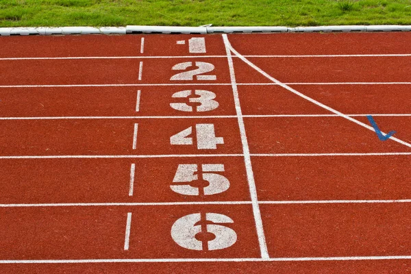 Comience a correr pista de caucho de color rojo estándar — Foto de Stock