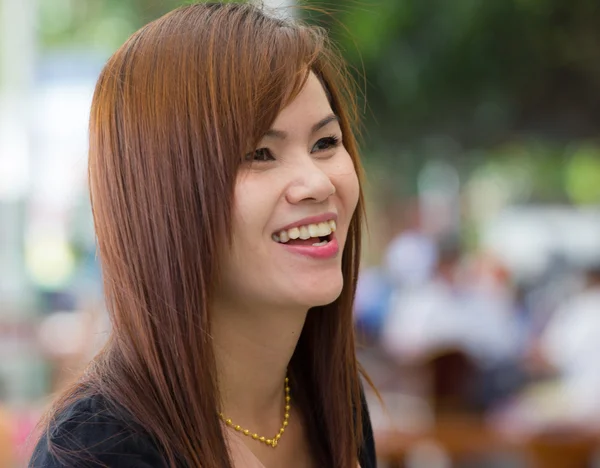 एक सुंदर युवा महिला का चित्र मुस्कुराते हुए — स्टॉक फ़ोटो, इमेज