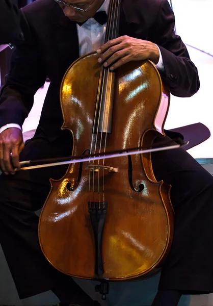 Geige spielen. Musikinstrument mit den Händen des Interpreten auf d — Stockfoto