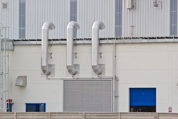 Equipos, cables y tuberías que se encuentran en el interior de la energía industrial —  Fotos de Stock