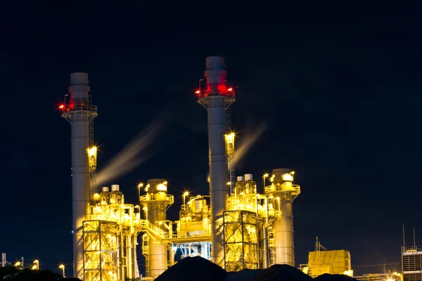 Нічна сцена хімічного заводу, "Чонбурі індустріальний", східний — стокове фото