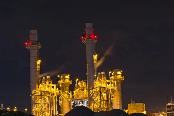 Night scene of chemical plant, "chonburi industrial", Eastern — стоковое фото
