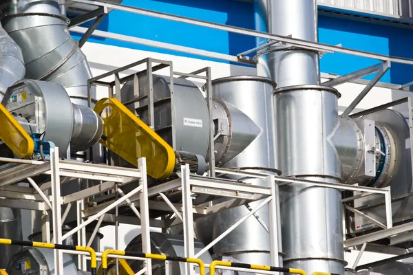 Zona industrial, oleodutos de aço no céu azul — Fotografia de Stock