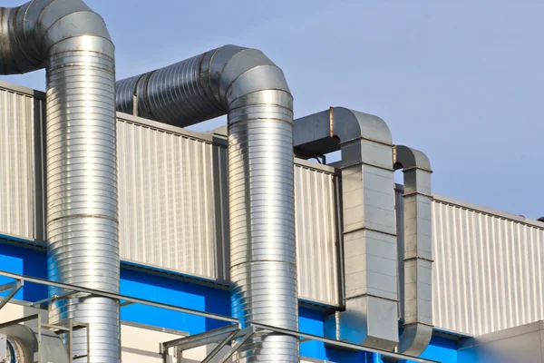 Tubos de ventilación de un aire acondicionadoen una azotea . —  Fotos de Stock