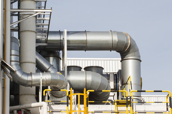 Трубы на экстерьере современного здания завода
.