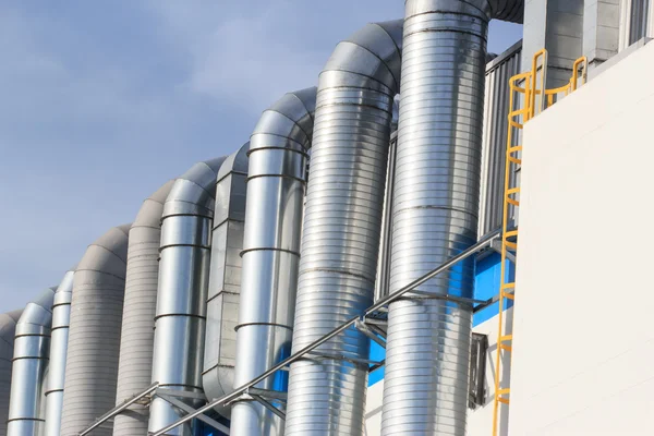 Equipos, cables y tuberías que se encuentran en el interior de la energía industrial — Foto de Stock