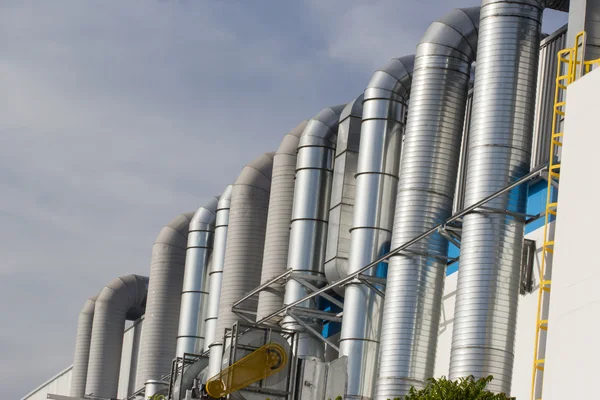 Equipos, cables y tuberías que se encuentran en el interior de la energía industrial — Foto de Stock