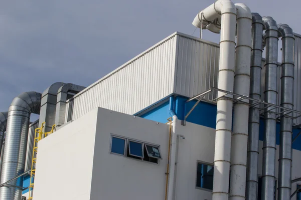 Equipos, cables y tuberías que se encuentran en el interior de la energía industrial — Foto de Stock