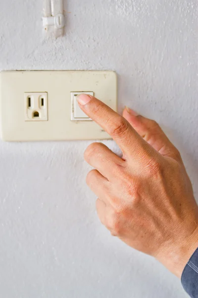 Mão está fechando interruptor de eletricidade — Fotografia de Stock