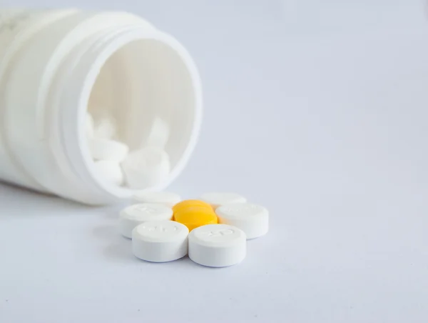 Garrafa de pílula em fundo branco — Fotografia de Stock
