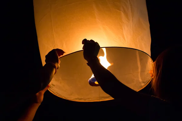 天灯飞泰国灯笼 loy kratong 节 — 图库照片