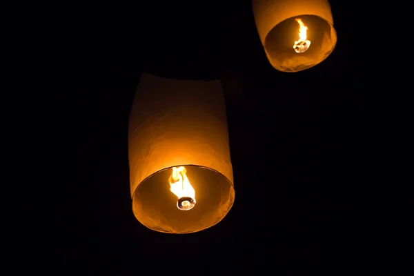 Lanternes du ciel, Lanternes volantes Loy kratong festival de Thaïlande — Photo