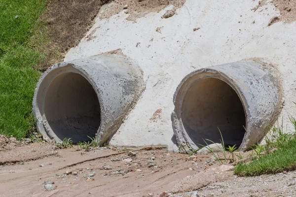 Schmutzwasserkanäle werden in Fluss gekippt — Stockfoto