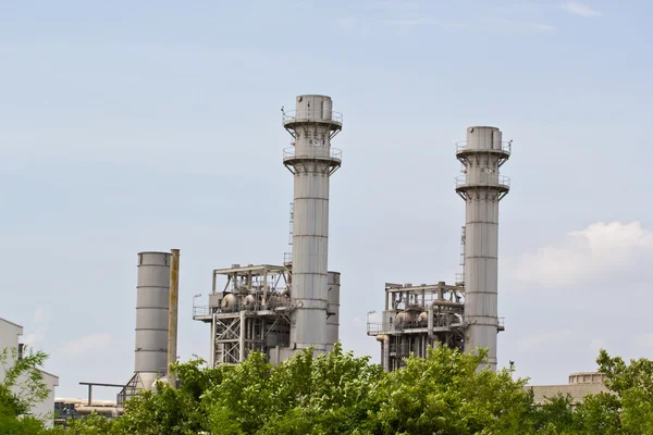 Chimeneas fumadoras de la fábrica — Foto de Stock