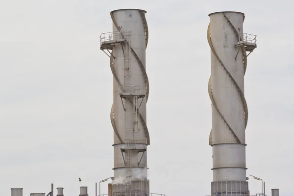 Rökning skorstenar av fabriken — Stockfoto