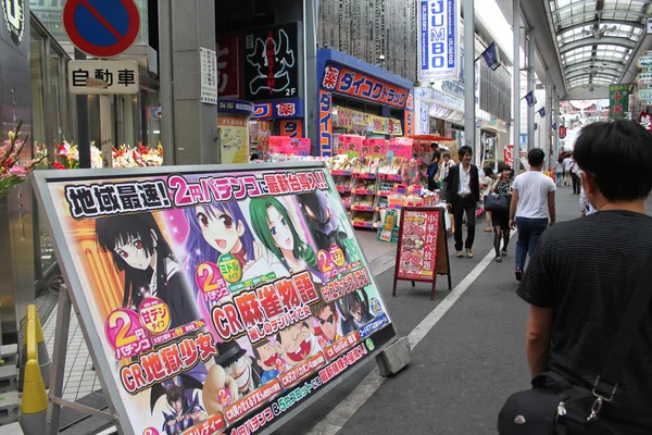 TOKYO, JAPAN-JUNE 2: Unidentified pedestrians at Shibuya crossin — Stock Photo, Image