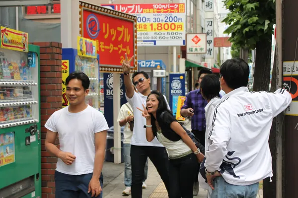 Tokyo, japan-juni 2: niet-geïdentificeerde voetgangers op shibuya crossin — Stockfoto