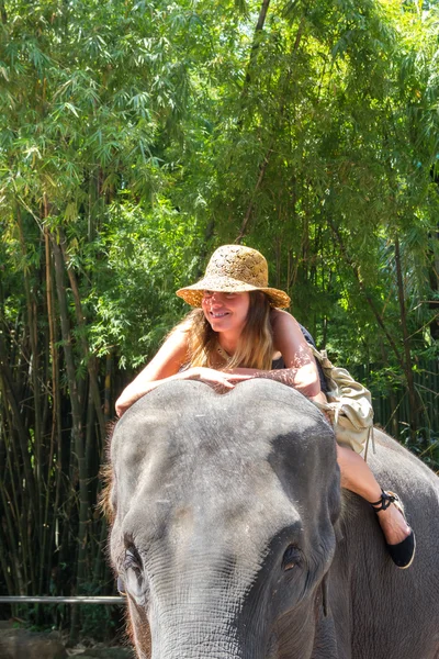 Touristin reitet Elefant im Zoo — Stockfoto