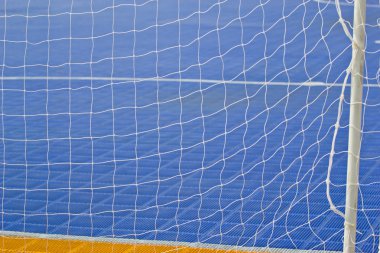Beyaz futbol ağı, yeşil çimen, futsal gol