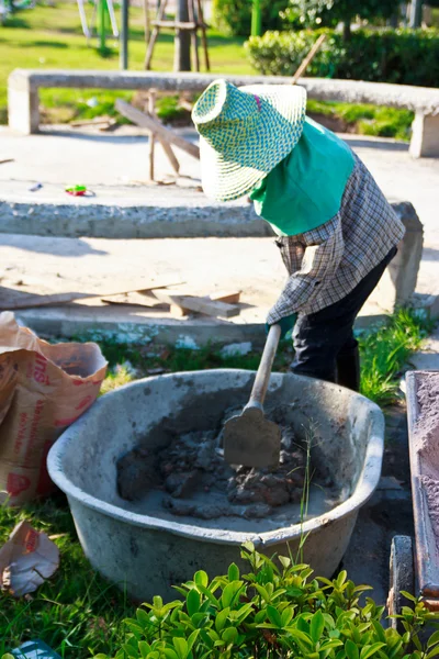 Trabajador de la construcción mezclando hormigón en la fundación con un sho — Foto de Stock