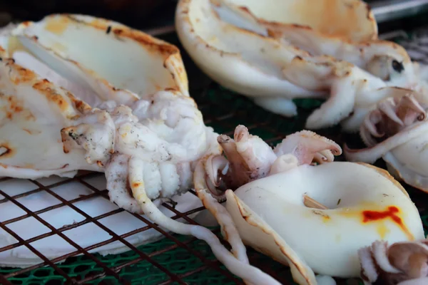 Comida sal calamar asado con patrón de madera marrón oscuro —  Fotos de Stock