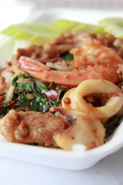 Тайская еда пряный кальмар карри — стоковое фото