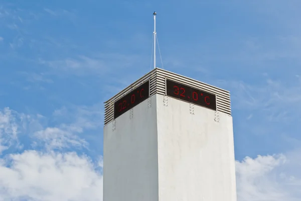 Cement tank vorm driehoekige water — Stockfoto