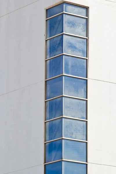 Cimento em forma de tanque de água triangular — Fotografia de Stock