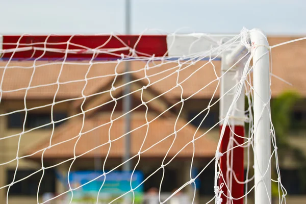 Vit fotboll nät, grönt gräs, futsal mål — Stockfoto