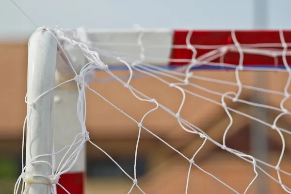 Bílá fotbalová síť, zelená tráva, futsal cíl — Stock fotografie