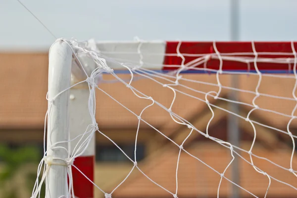 Rede de futebol branco, grama verde, gol de futsal — Fotografia de Stock