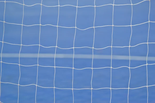 Rede de futebol branco, grama verde, gol de futsal — Fotografia de Stock