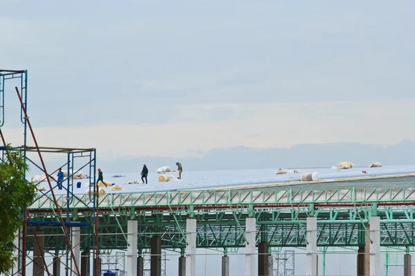 Personas que trabajan al aire libre en la construcción de edificios — Foto de Stock