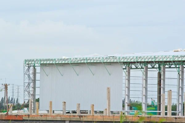 Personnes qui travaillent à l'extérieur dans la construction de bâtiments — Photo