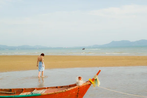 一条船，海滩琼地海滩边 ， 芭堤雅 . — 图库照片