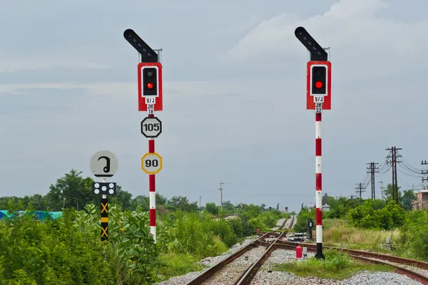 Дорожній знак на залізничних станціях — стокове фото