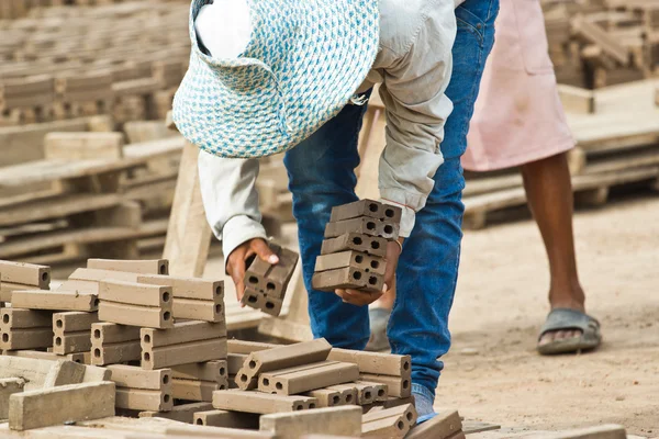 Vrouw arbeider is een baksteen van productie van bakstenen in dislocating — Stockfoto