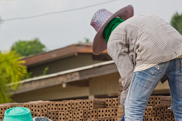 Mujer trabajador está dislocando un ladrillo de producción de ladrillos en —  Fotos de Stock