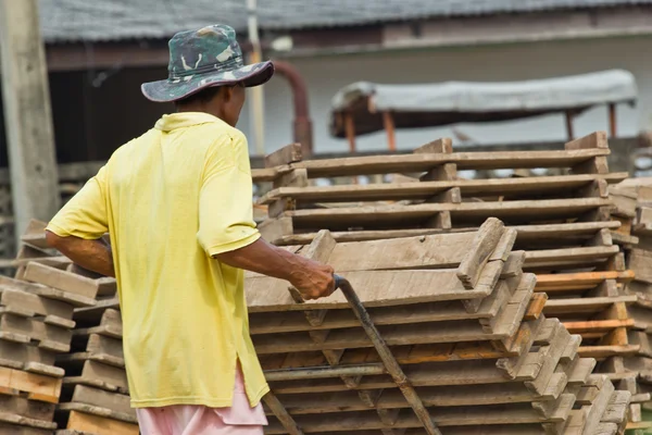 Man arbeider liften het hout van productie van bakstenen in thailand — Stok fotoğraf